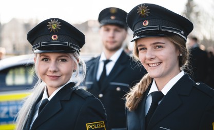 Ausbildung bei der Polizei Sachsen erfolgreich abgeschlossen: Lucie-Sophie, Maximilian und Johanna lächeln kurz vor ihrer Ernennung in Zwickau in die Kamera.