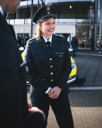 Absolventin Marie lächelt. Als Mitglied der Sportfördergruppe der Polizei Sachsen wurde sie bereits am 31. Januar zur Polizeimeisterin ernannt.