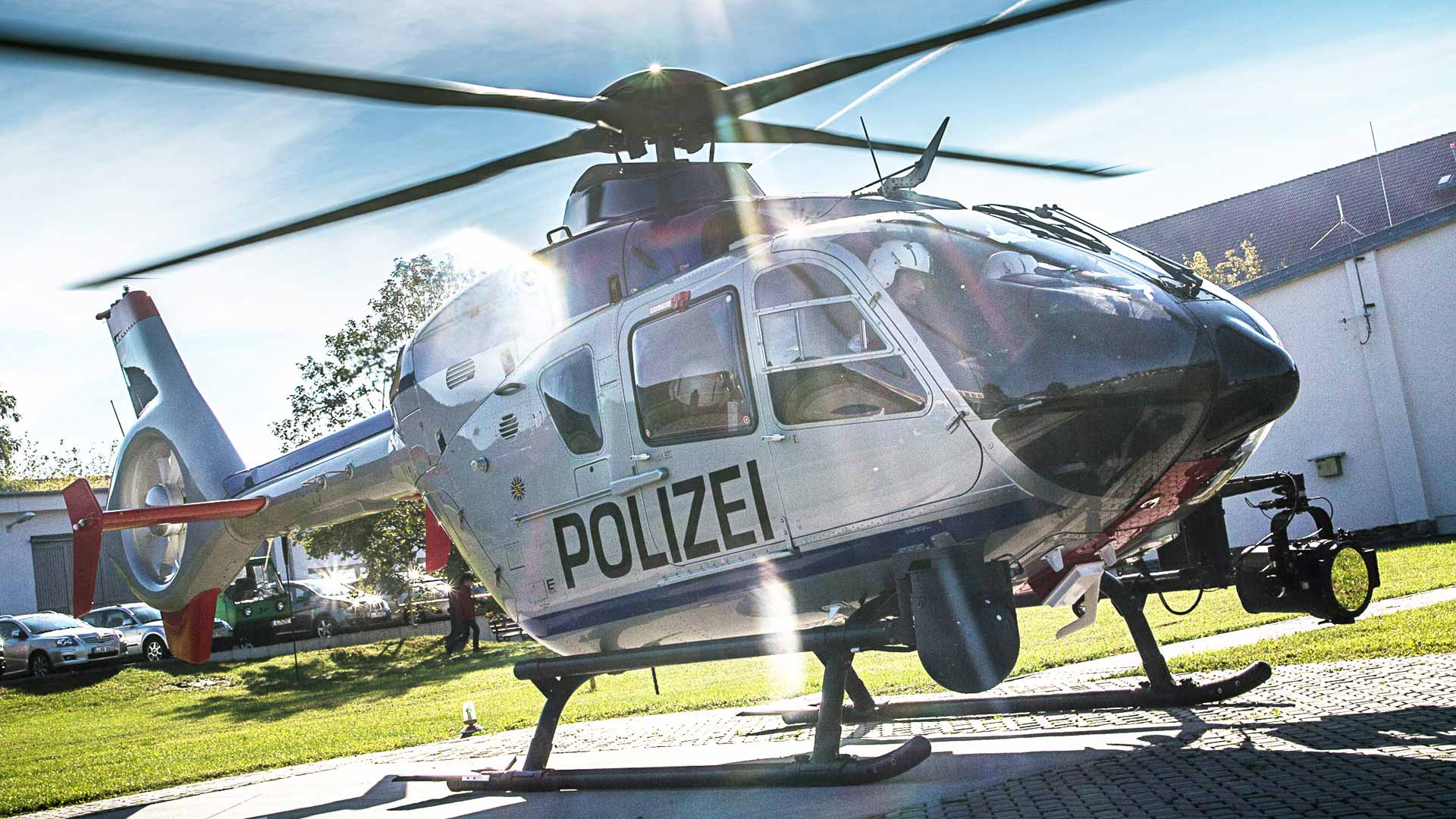 Ein Hubschrauber der Polizei Sachsen steht am Boden.