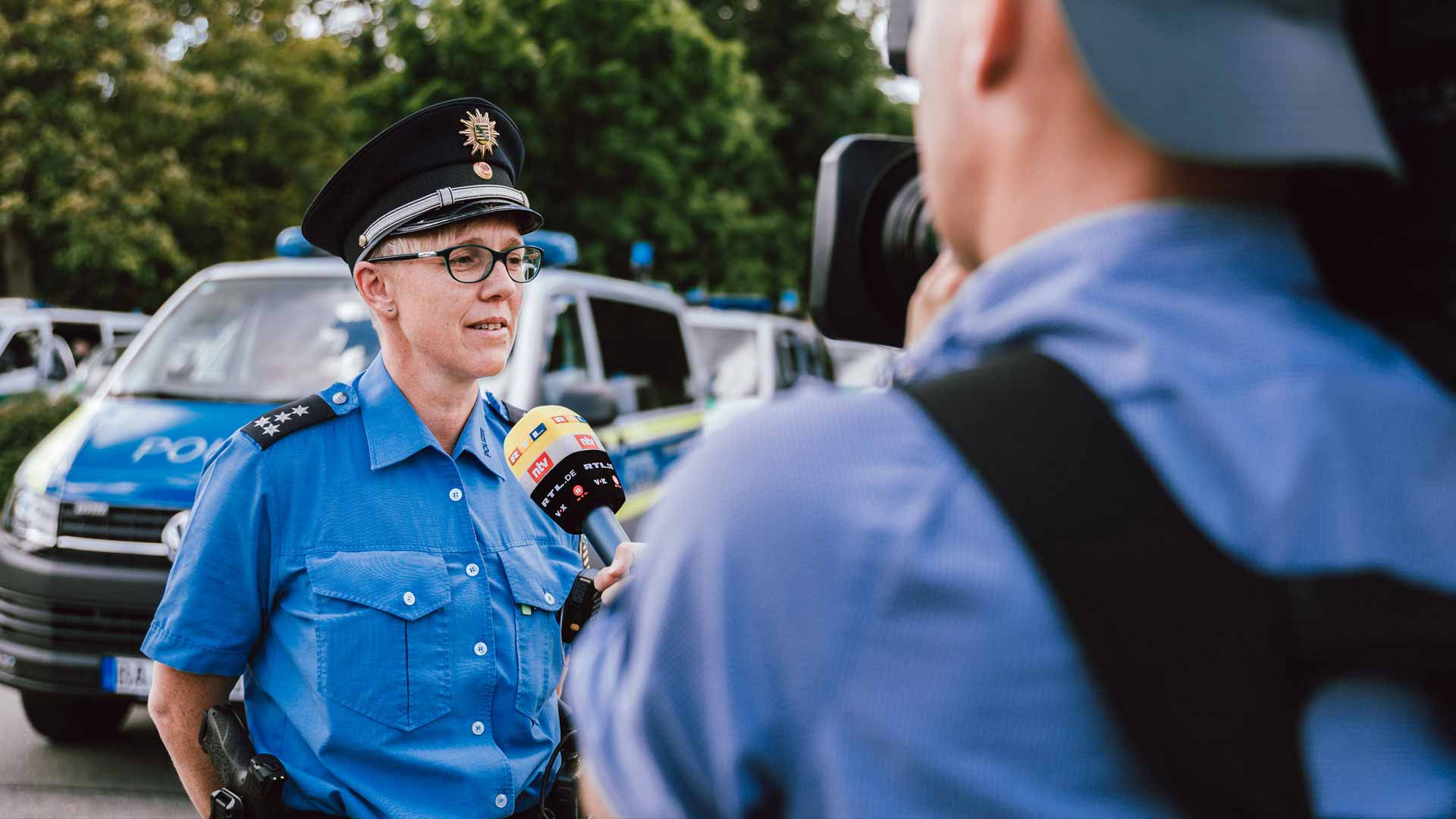 Eine Polizeisprecherin wird von einem Kamerateam interviewt.