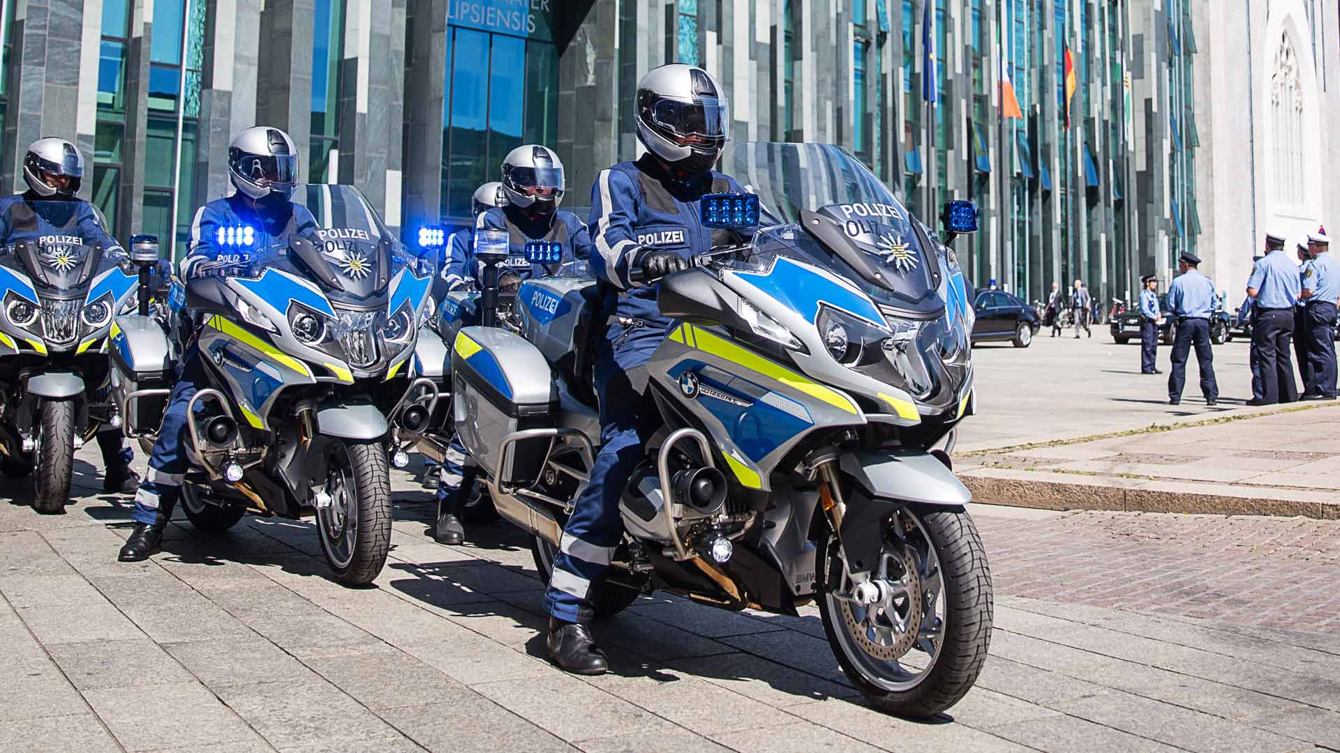 Motorräder der Polizeistaffel stehen auf dem Augustusplatz in Leipzig.