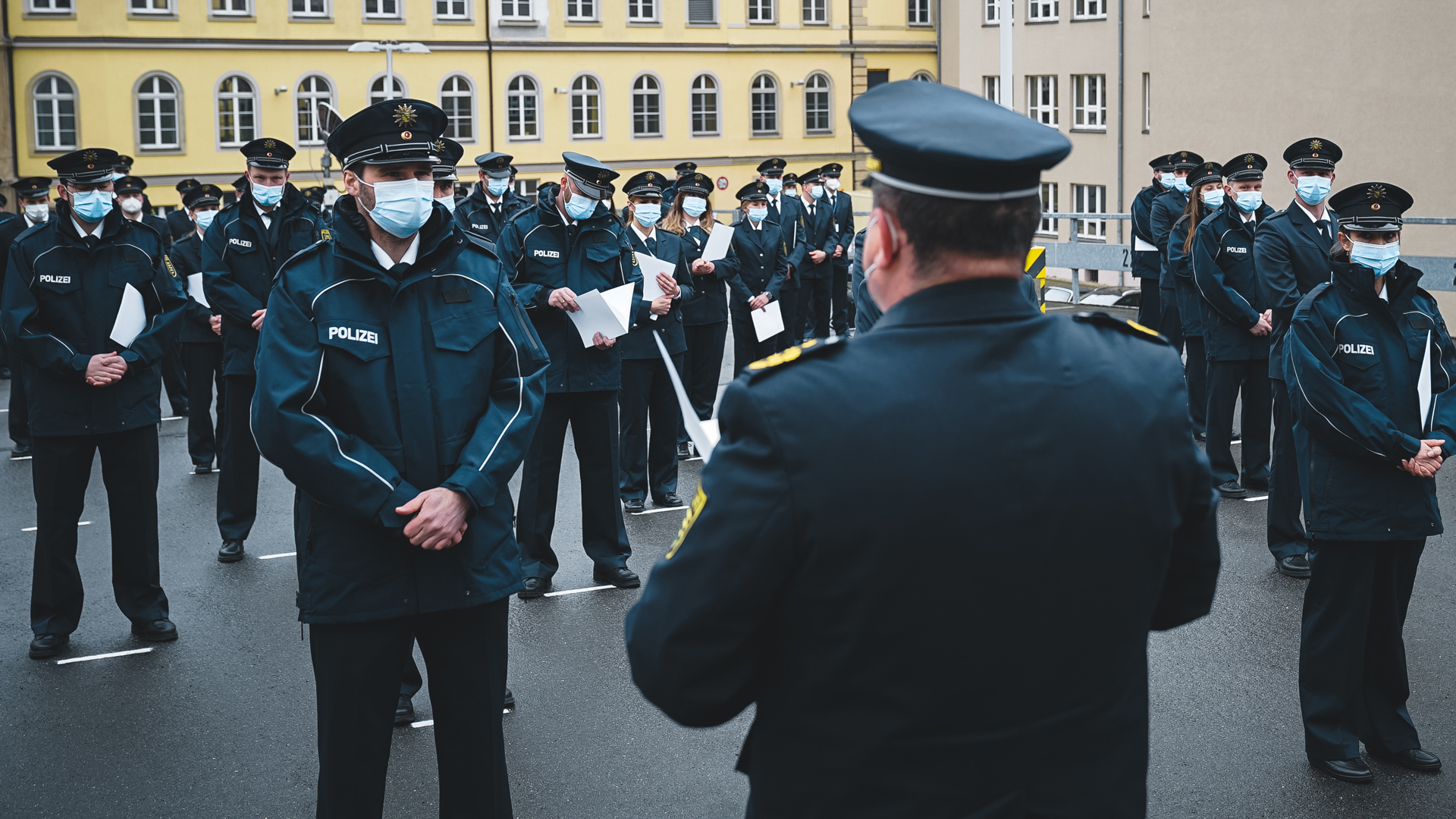 Polizisten stehen auf Parkdeck in der PD Leipzig